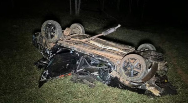 Homem morre e mulher fica ferida após carro capotar na BR-158, no Paraná