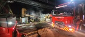 Sofá ao lado de fogão a lenha pega fogo e residência fica destruída