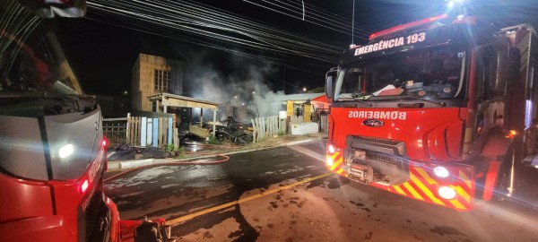 Sofá ao lado de fogão a lenha pega fogo e residência fica destruída