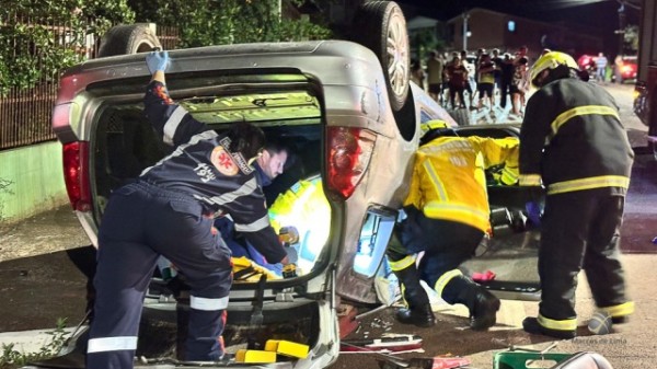Colisão seguida de capotamento deixa homem gravemente ferido