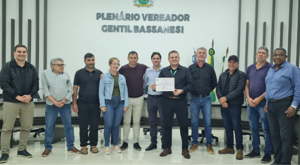 Vereadores realizam entrega de Moção de aplausos ao Sicoob São Miguel