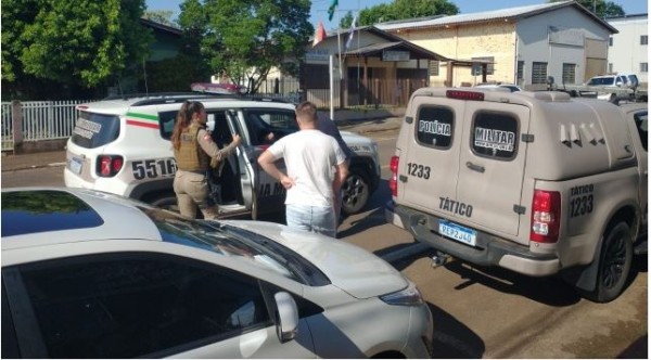 Motorista de aplicativo é feito refém e colocado no porta-malas de carro durante tentativa de roubo