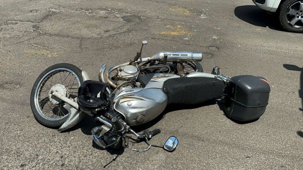 Motociclista fica ferido após colisão com carro no bairro Presidente Kennedy
