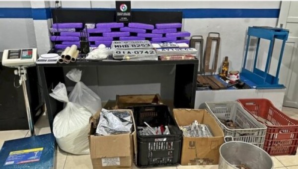 Mulher é detida com drogas e equipamentos para adulteração de placas veiculares