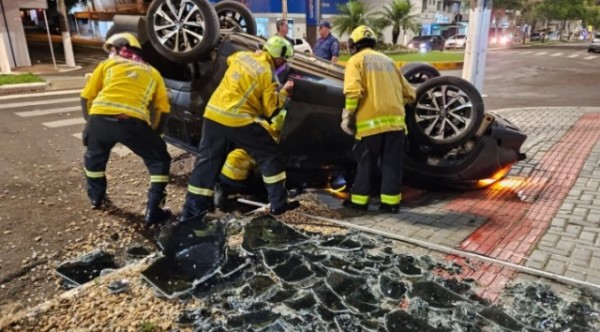 Motorista capota carro após passar mal durante socorro à esposa em Chapecó