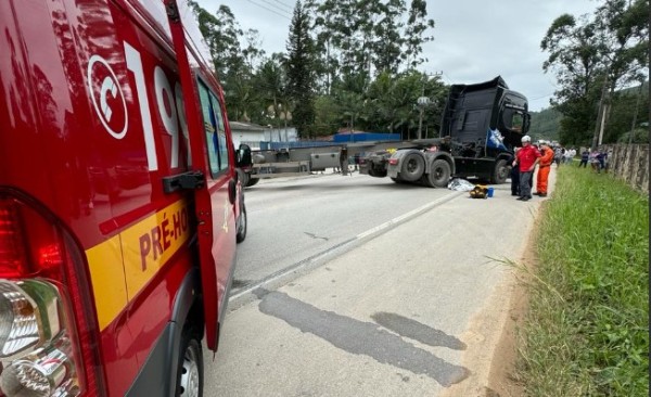 Menina de 12 anos morre após ser atropelada por caminhão