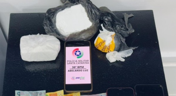 Casal é preso com 800 gramas de cocaína em bairro