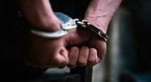 Homem tenta estrangular a companheira e é preso