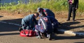 Colisão entre carro e moto deixa rapaz ferido