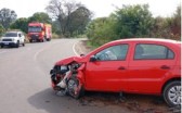 Idoso é encaminhado ao hospital após acidente entre caminhão e veículo de passeio