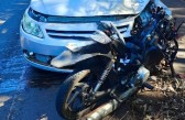 Motociclista morre após colisão contra carro