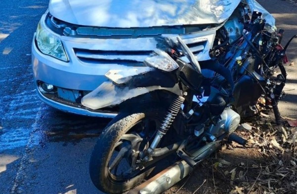Motociclista morre após colisão contra carro