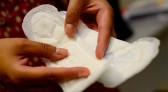 Governo lança programa de distribuição gratuita de absorvente pelo SUS