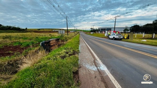 Carro com sete ocupantes capota na SC-163; quatro menores estão entre as vítimas