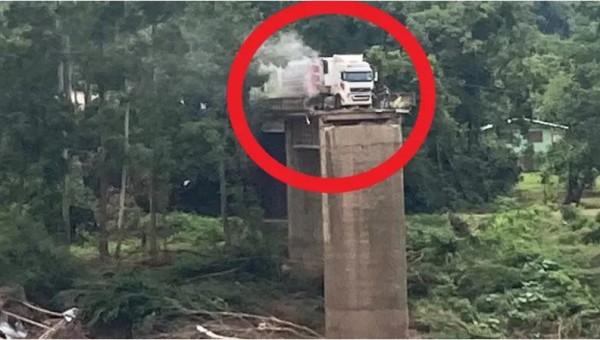 Motorista fura bloqueio e quase cai de ponte destruída pela chuva