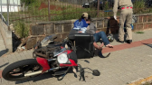 Acidente envolve veículo e motocicleta no centro
