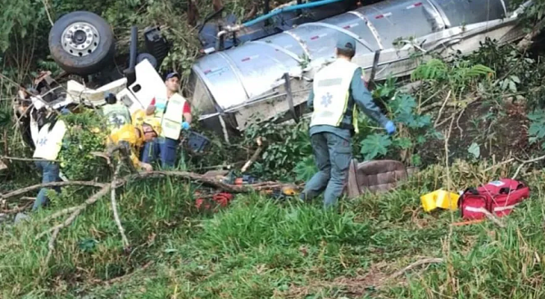 Caminhão capota e deixa uma pessoa morta