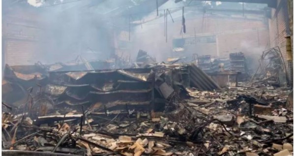 Destruição causada por incêndio em supermercado no Oeste de SC