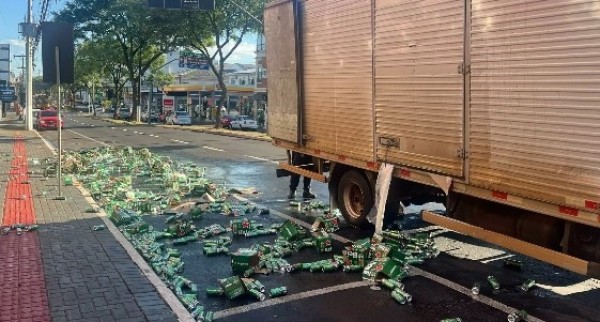 Caminhão carregado perde carga de cerveja em avenida no Oeste
