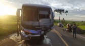 Carro capota após bater de frente com ônibus de trabalhadores na BR-277, diz PRF; condutor do veículo morreu no local