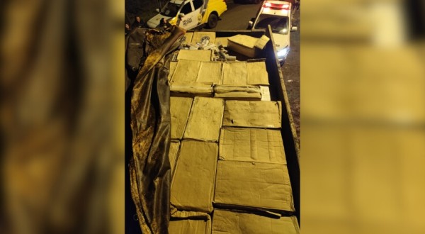 Homem é preso e caminhão apreendido com sete toneladas de camarão e 50 mil carteiras de cigarro contrabandeado