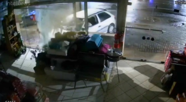 Motorista atinge porta de comércio e foge