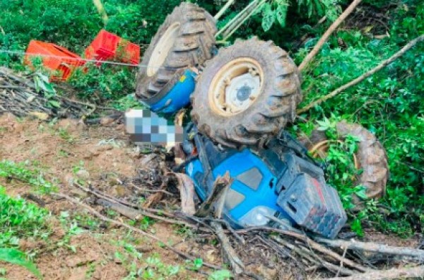 Mulher morre ao capotar trator no interior de Videira