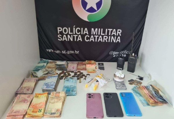 Mulher é presa com porções de cocaína e quase R$ 8 mil em dinheiro no Oeste