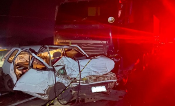Mulher morre em grave colisão entre carro e carreta na SC-157