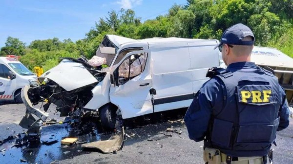 Colisão entre van e caminhão deixa dois mortos na BR-277