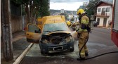 Incêndio atinge compartimento do motor de Fiat Fiorino dos Correios