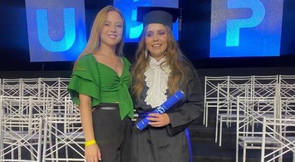 Jovem do Paraná vira enfermeira após irmã gêmea ficar cega: ‘É um propósito na minha vida’