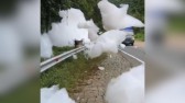 Bolhas gigantes de espuma invadem rodovia de Joinville dois dias após contaminação