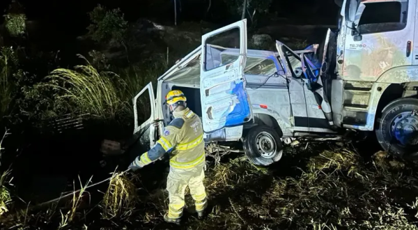 Batida entre carreta e van deixa nove mortos no norte de MG