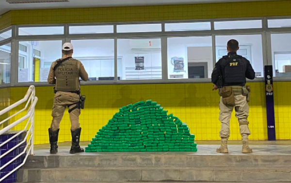Ação conjunta da PRF e PMRv apreende cerca de 150 kg de maconha no Oeste