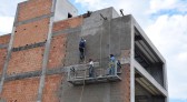 Bombeiros resgatam trabalhadores presos em andaime de prédio em construção