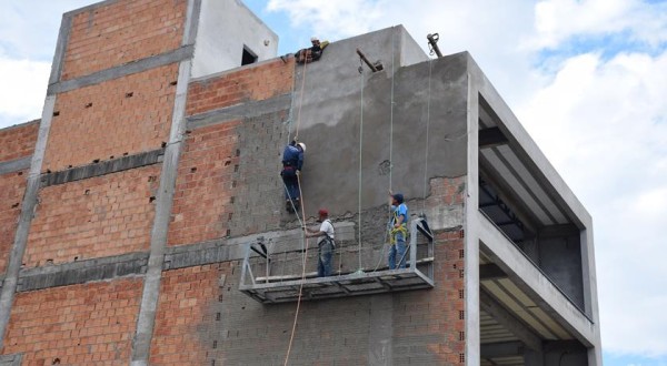 Bombeiros resgatam trabalhadores presos em andaime de prédio em construção