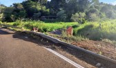 Caminhão tomba fora da pista e deixa motorista ferido no Oeste