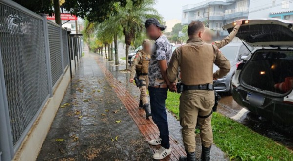 Homem é preso logo após tentar estuprar mulher e roubar telefone celular