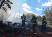 Galpão fica destruído após incêndio; sinistro foi registrado no interior