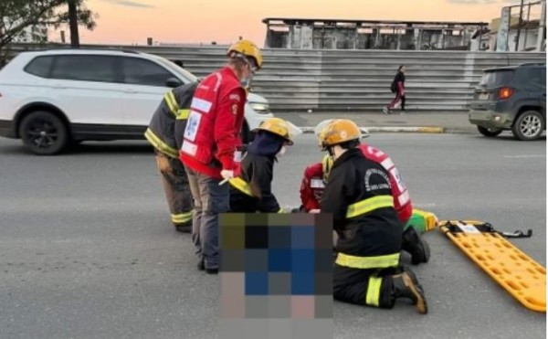 Homem é preso suspeito de jogar namorada para fora de carro em movimento em SC