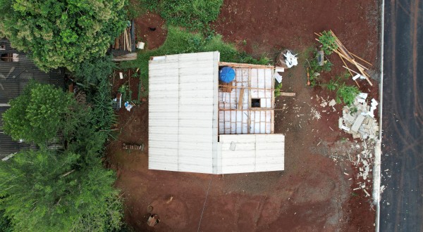 Temporal com ventos fortes destelha casas e deixa famílias desalojadas no Oeste de SC