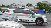 Homem é suspeito de danificar móveis e porta da casa após discussão com companheira