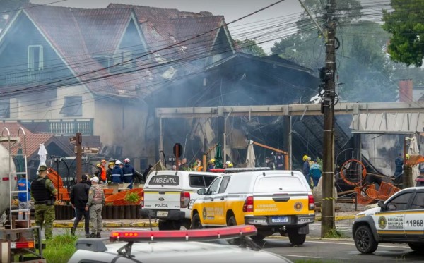 Avião cai e atinge prédio e pousada no centro de Gramado