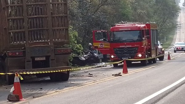 Colisão entre carro e caminhão na BR-280 deixa 5 mortos em Porto União