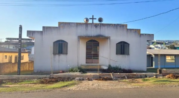 Homem bate na namorada, tenta fugir da polícia se escondendo em banheiro de igreja, mas é preso, em Guarapuava