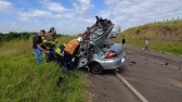 Mulher morre em acidente entre carro e caminhão