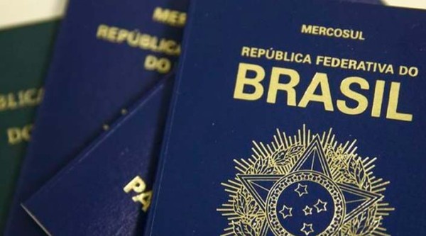 Fila de espera pelo passaporte chega a 100 mil pessoas