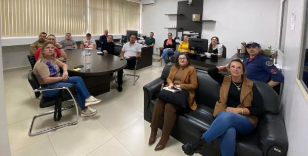 Capacitação sobre elaboração de documentos oficiais reúne secretarias municipais e órgãos de segurança