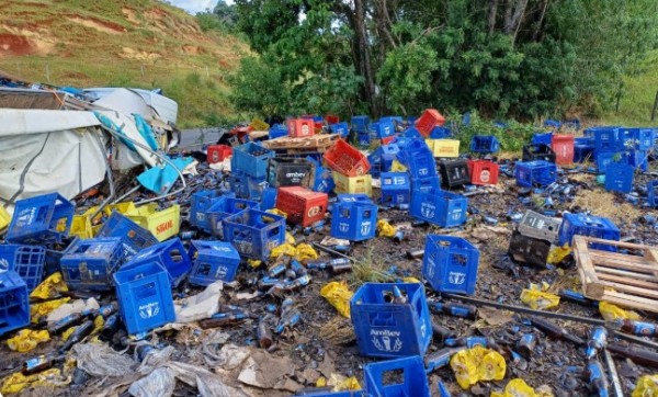 Caminhão carregado com cerveja tomba e carga é saqueada na BR-153